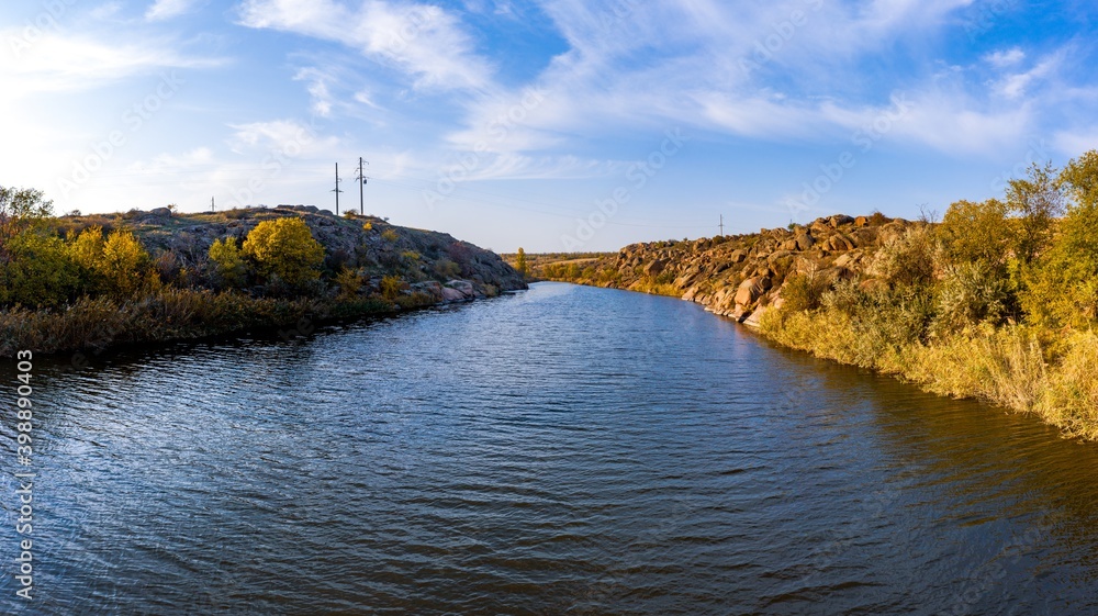 Obraz premium A stream flowing among huge stones in picturesque Ukraine
