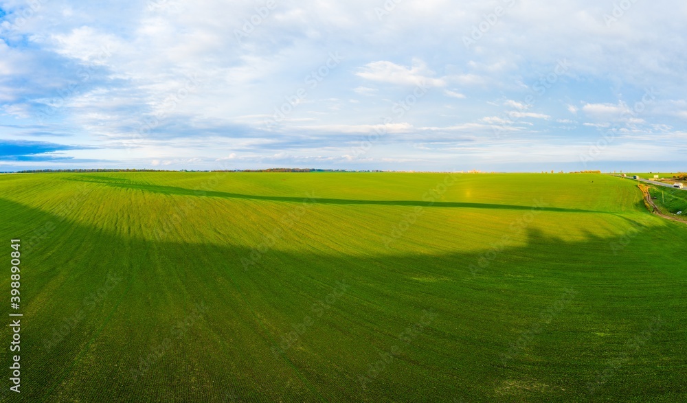 Obraz premium Flying over an green empty field