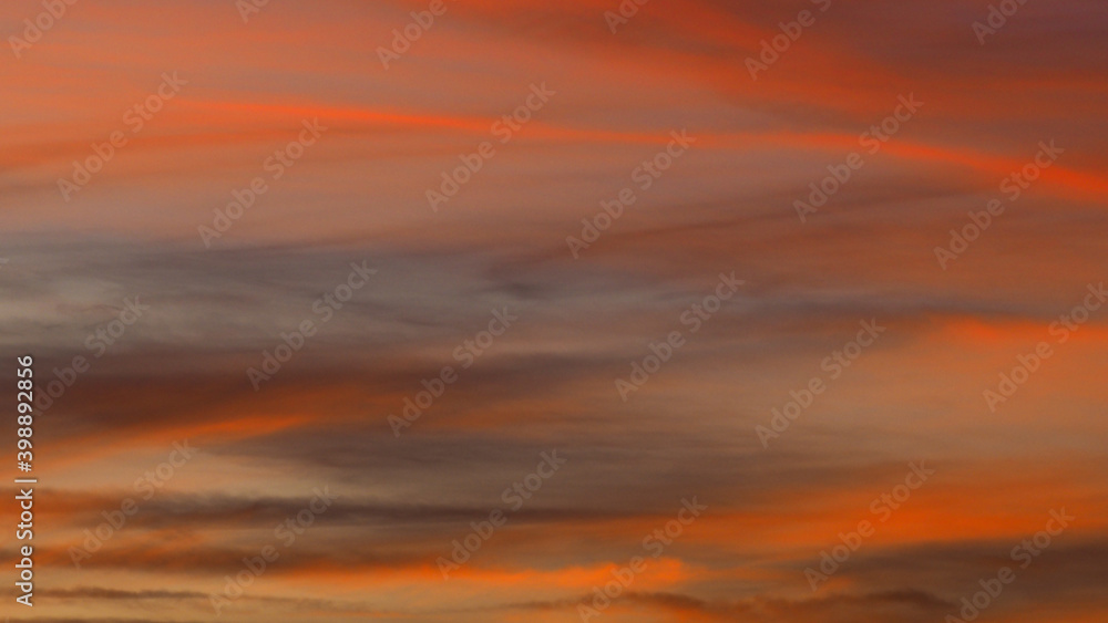 Magnifique ciel rougeoyant, partiellement voilé par des Cirrus et des Cirrostratus, pendant le coucher du soleil