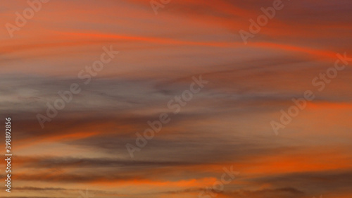 Fototapeta Naklejka Na Ścianę i Meble -  Magnifique ciel rougeoyant, partiellement voilé par des Cirrus et des Cirrostratus, pendant le coucher du soleil