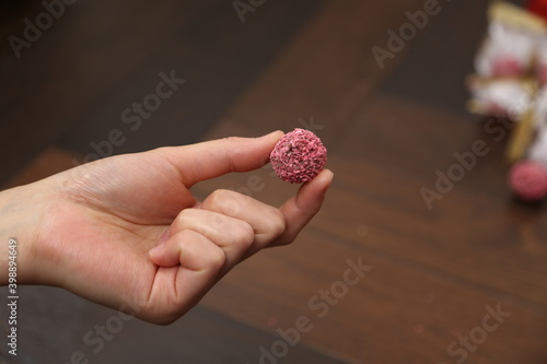 초콜렛을 집은 손