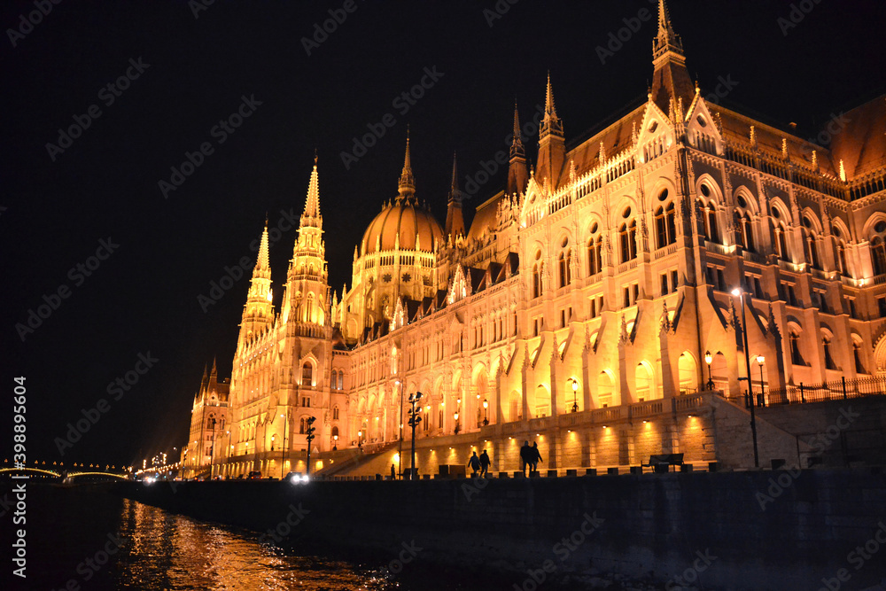 Vergria, Budapest, Parliament, night