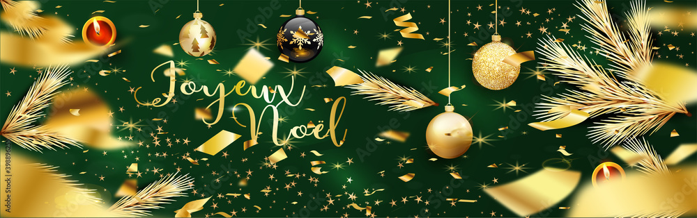 carte ou bandeau sur Joyeux Noël en or sur un fond vert en dégradé avec des boules de Noël noire et or, des serpentin or,  bougies rouge, branches de sapin or avec un effet bokeh