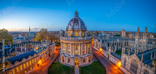 Fototapeta Radcliffe Camera library built in 1749 seen at night at Radcliffe Square