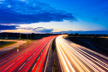 Papier peint photo Autoroute de nuit Autoroute M1 anglaise au crépuscule  © Pawel Pajor