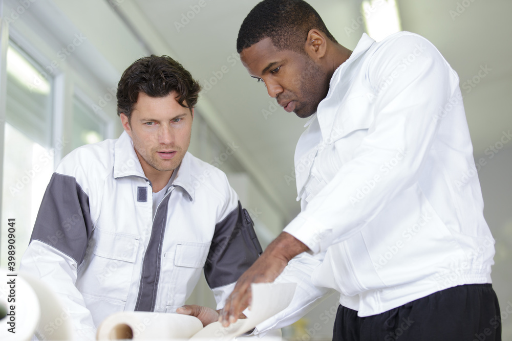 Obraz premium workers before painting a wall