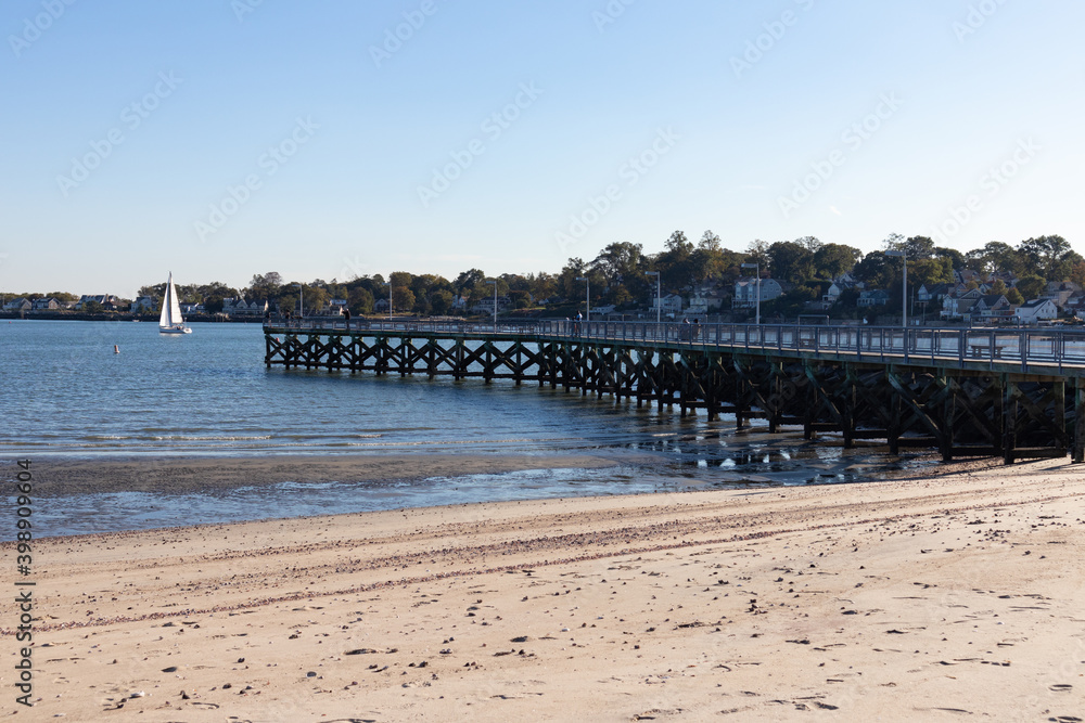 Obraz premium Fishing Pier at Cummings Park Beach in Stamford Connecticut along Westcott Cove