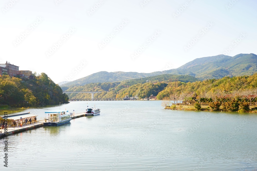 Autumn view of Kiso River in Gifu prefecture, Japan - 岐阜県 恵那峡の遊覧船クルーズ 日本