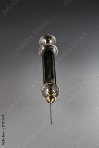 needle en face