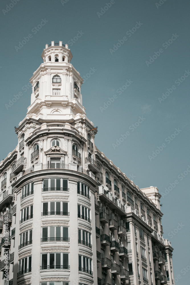 Fachada noble de edificio blanco en el centro histórico de Valencia