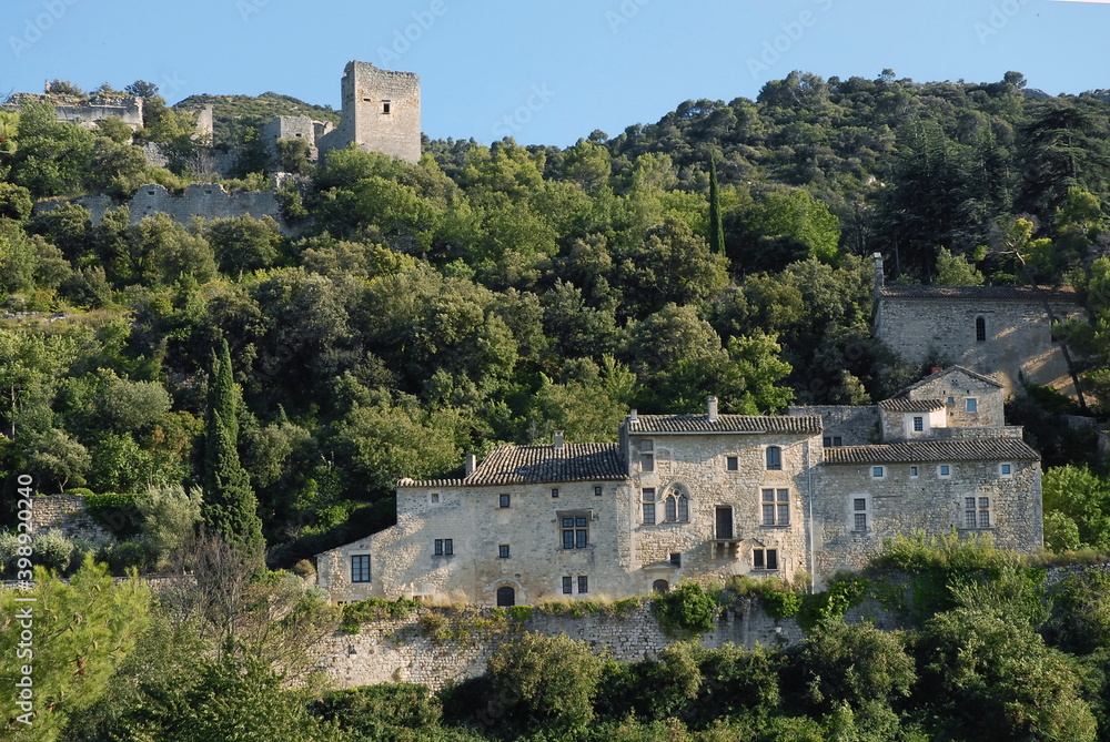 Ville d'Oppède-le-vieux, maisons médiévales et les ruines du château (en haut),département du Vaucluse, Luberon, France