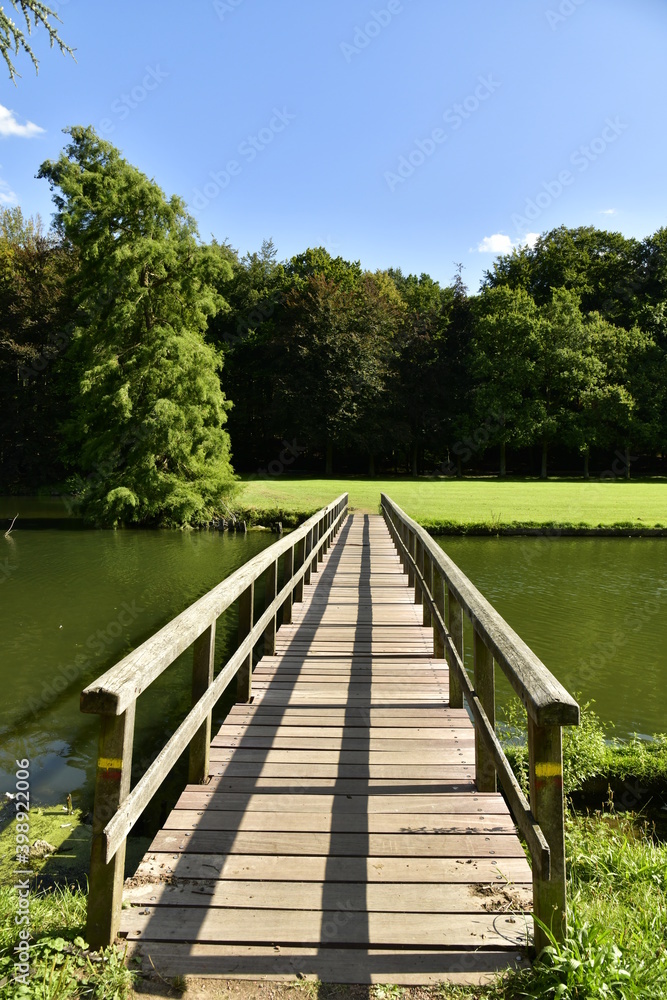 Passerelle en bois traversant le bout du canal du parc de Tervuren à l'est de Bruxelles Passerelle en bois traversant le bout du canal du parc de Tervuren à l'est de Bruxelles