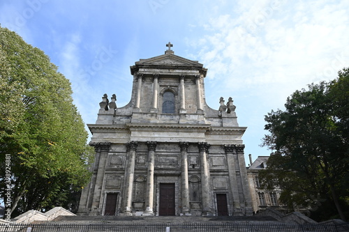 La Cathédrale de l'Assomption-de-Notre-Dame-et-Saint-Vaast d'Arras avec des arbres.