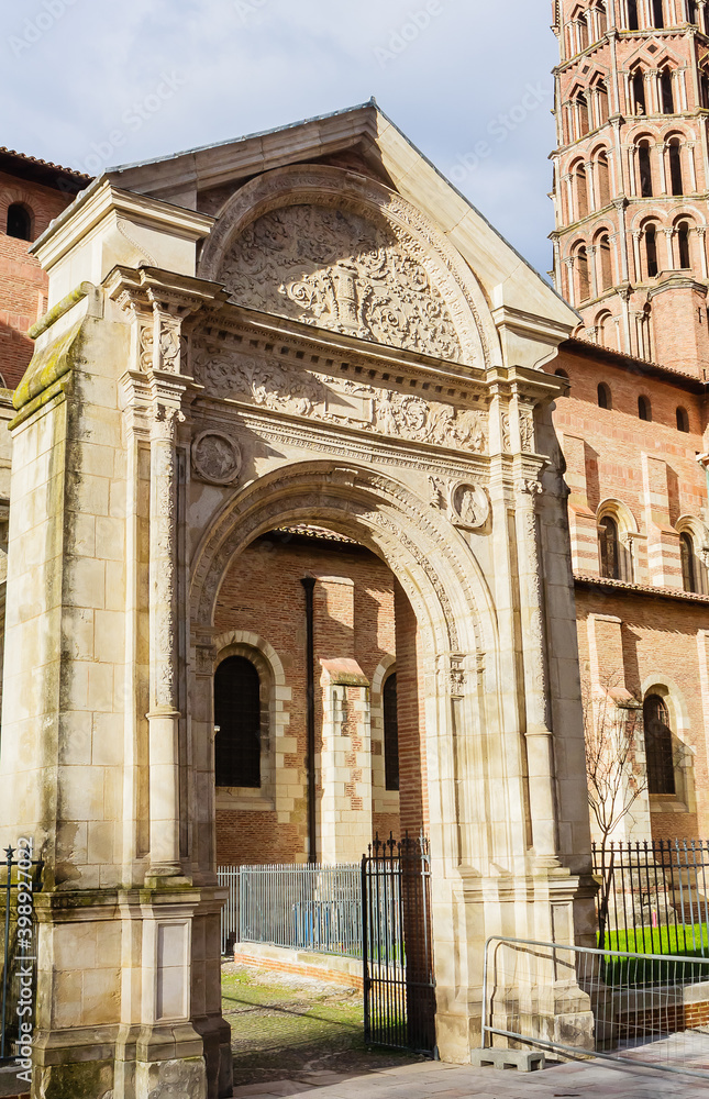 Basilique de San Saturnino, Saint Sernin, romanesque church in the French city of Toulouse, France, Europe