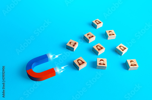Canvas Print Magnet attracts people
