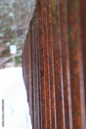 Fototapeta Naklejka Na Ścianę i Meble -  Zardzewiała barierka