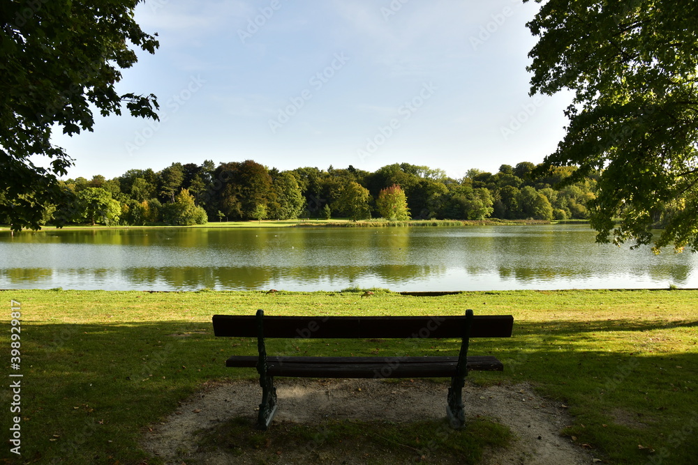 Banc à l'ombre devant le Grand Etang au parc de Tervuren à l'est de Bruxelles Banc à l'ombre devant le Grand Etang au parc de Tervuren à l'est de Bruxelles
