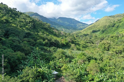 La Sierra Nevada de Santa Marta es un sistema montañoso litoral; ubicado al norte de Colombia que constituye por sí mismo un sistema aislado de Los Andes, sobre la costa Caribe de Colombia