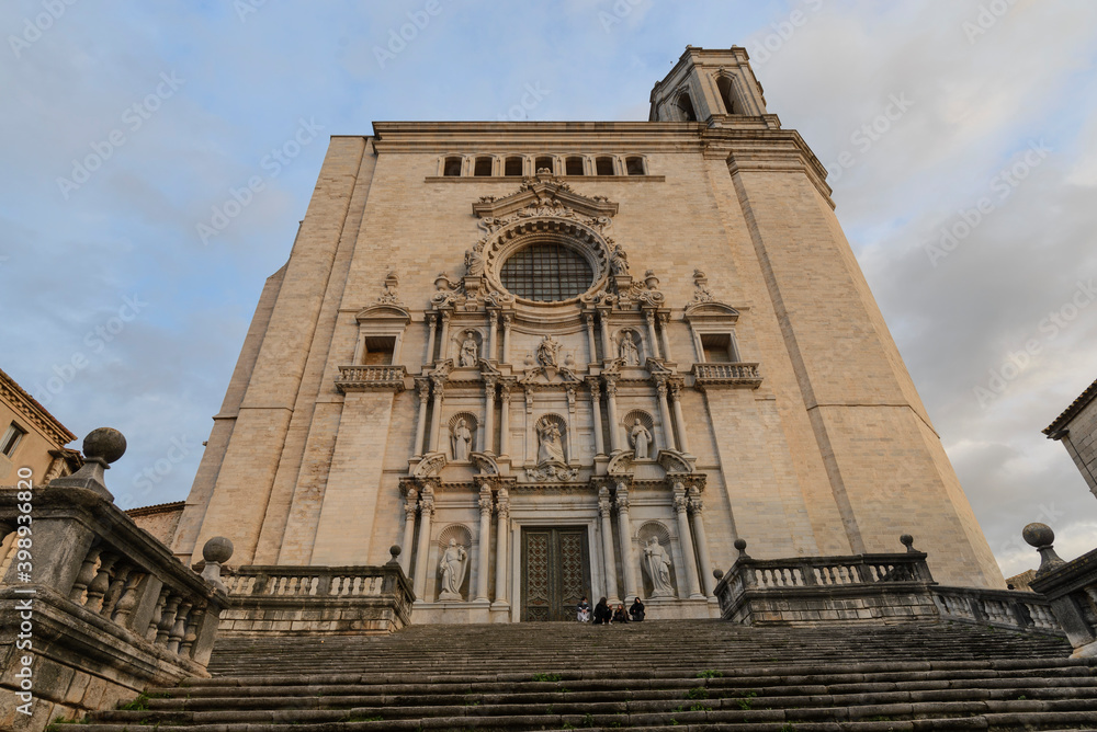 Catedral de Santa María de Gerona:  se encuentra en el punto más alto de la ciudad; posee la nave gótica más ancha del mundo. Girona, Cataluña, España