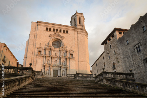 Catedral de Santa María de Gerona: se encuentra en el punto más alto de la ciudad; posee la nave gótica más ancha del mundo. Girona, Cataluña, España