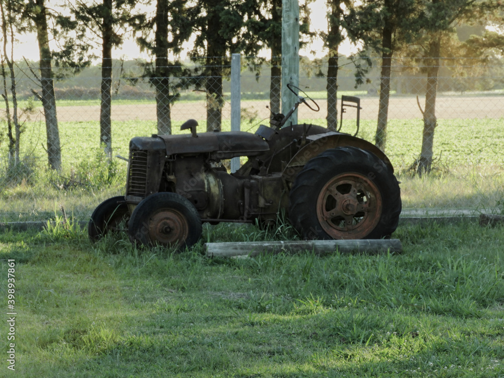 Obraz premium tractor antiguo en el campo