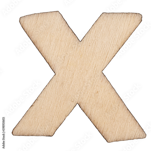 Litera X wycięta z drewna