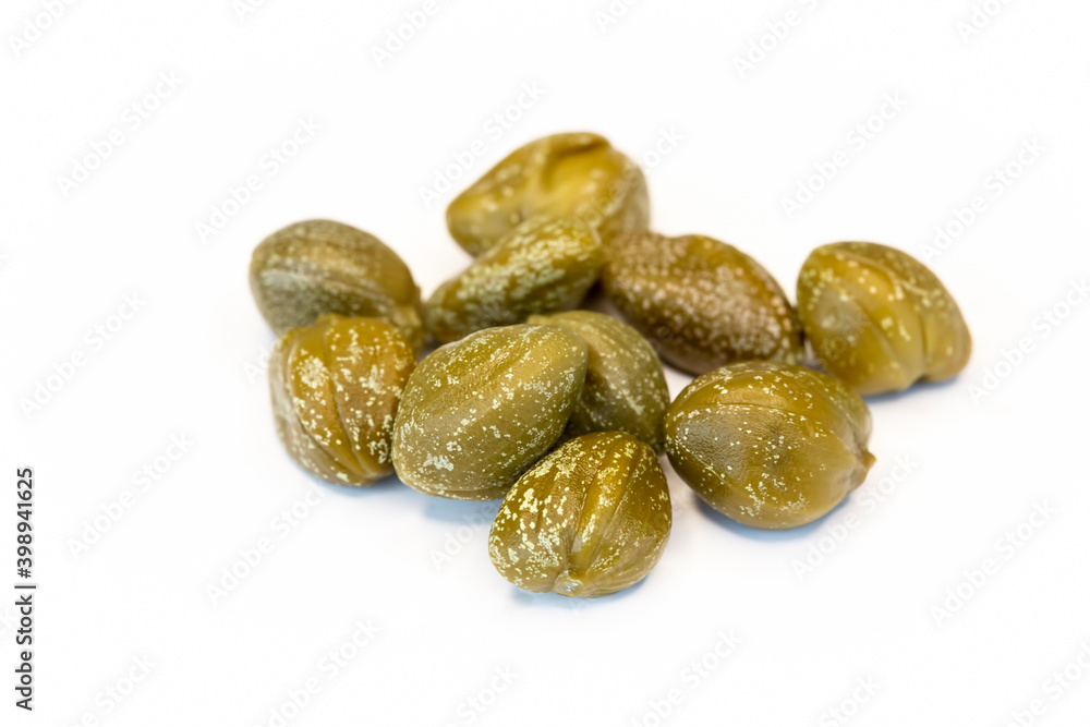 Obraz premium Alcaparrones Capers pickled isolated on white background