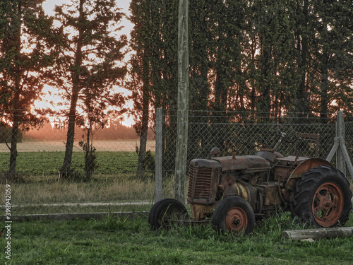tractor antiguo en el campo