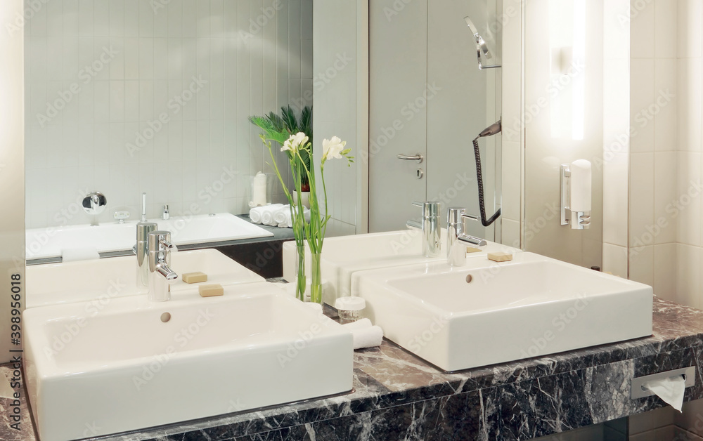 Doppelwaschtisch in modernem Badezimmer
Doppelwaschtisch in modernem Badezimmer