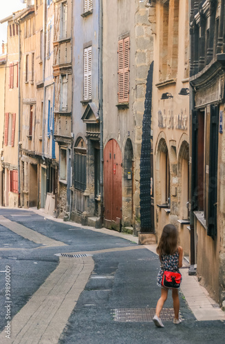 ruelle vide avec des façades de bâtiments anciens à Thiers en France