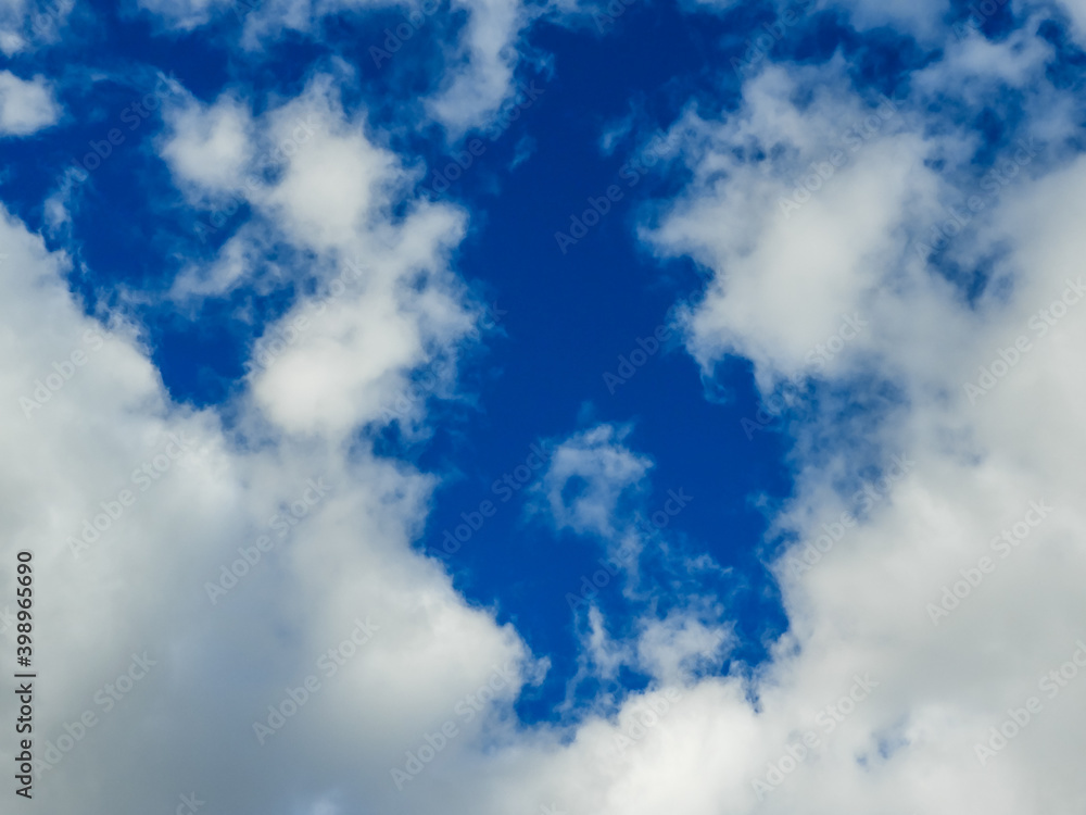 Obraz premium white clouds in the blue sky