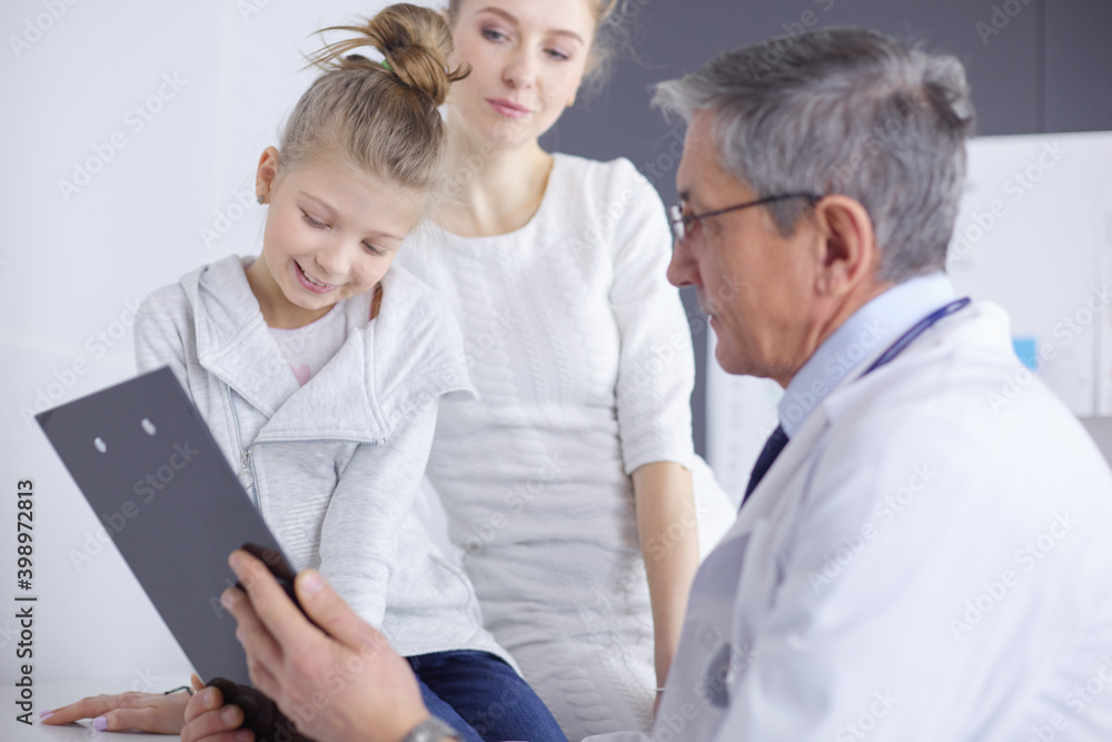 Fototapeta premium Little girl with her mother at a doctor on consultation