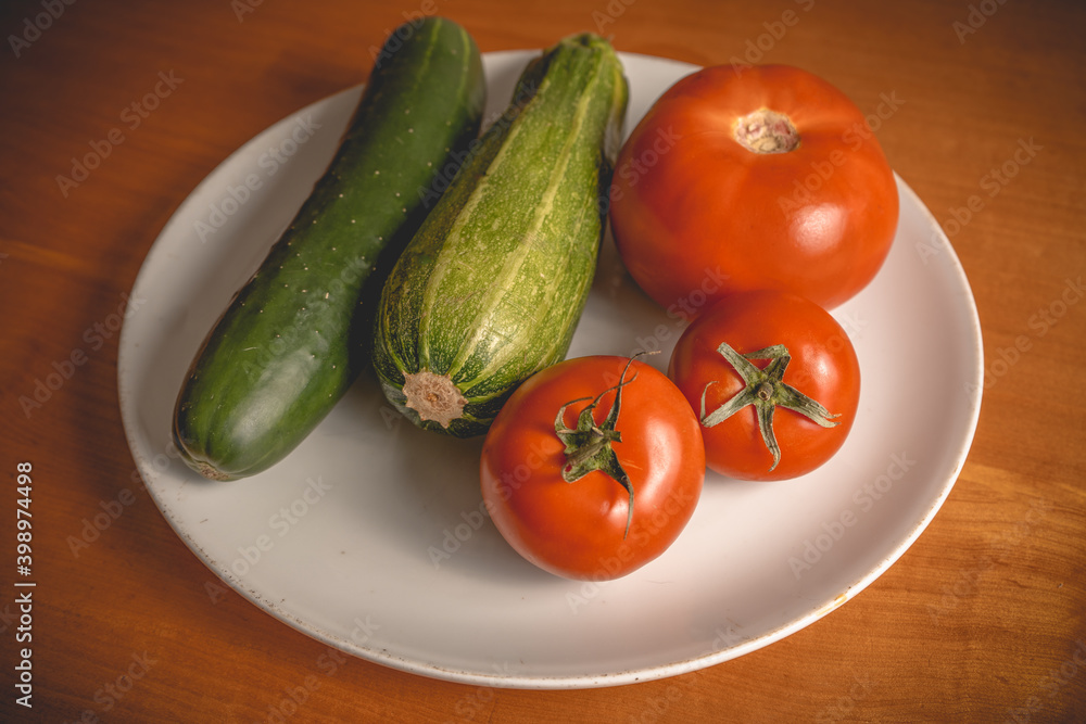 Verduras enteras en un plato Verduras enteras en un plato