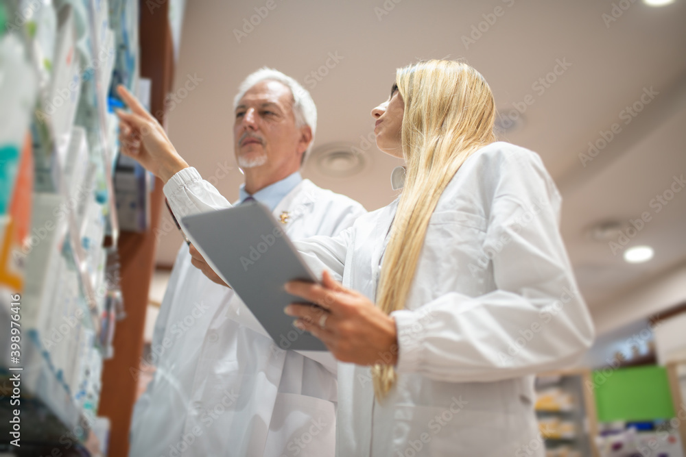 Obraz premium Pharmacists checking their inventory in their pharmacy