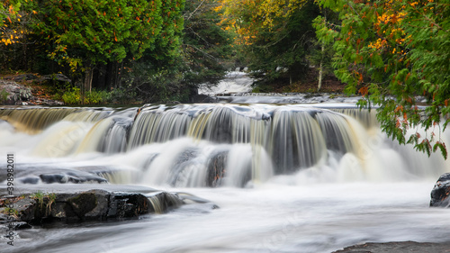 Fototapeta Naklejka Na Ścianę i Meble -  Scenic Bond falls in Michigan upper peninsula

