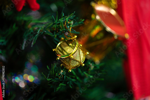 Christmas tree and details on it. © Alaka Film
