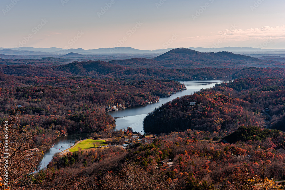 Φωτογραφία View of Lake Lure from Chimney Rock State Park in Autumn season , North Carolina,USA
