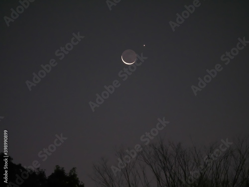 Foto Tokyo,Japan-December 13, 2020: Crescent Moon and Venus conjunction at dawn