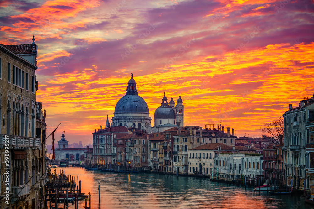 Obraz premium Grand Canal and Basilica Santa Maria della Salute at sunrise in Venice. Italy