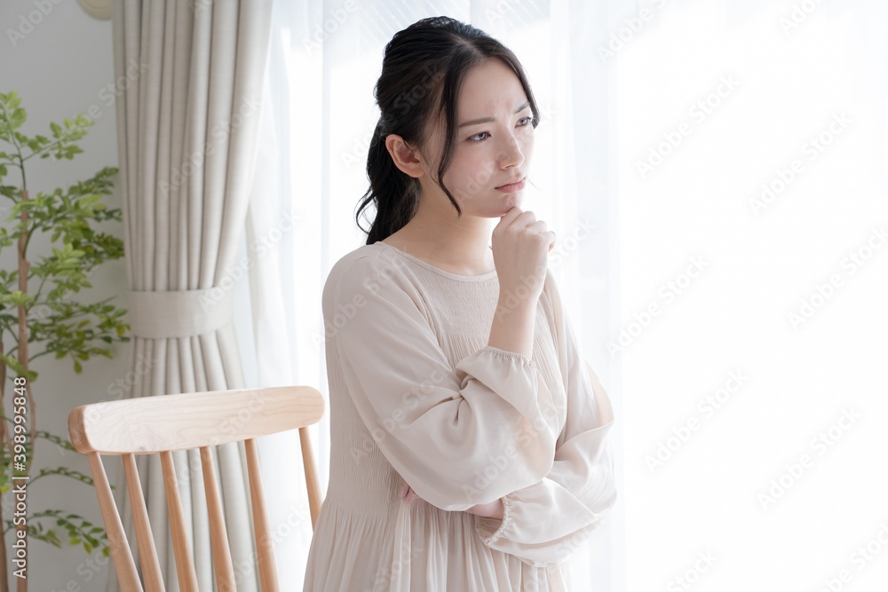 考える若いアジア人女性