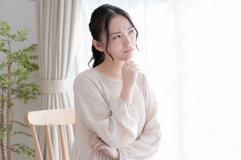 考える若いアジア人女性 考える若いアジア人女性