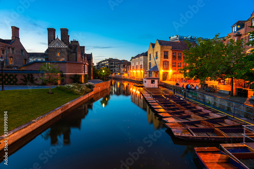 Fotografiet Cambridge city water canal at dusk. England