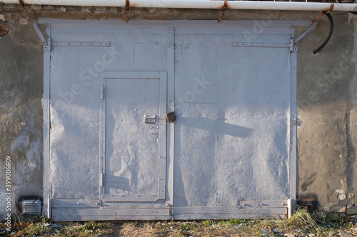 iron garage doors with peeling paint