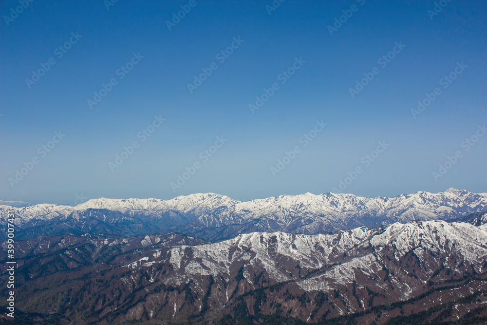 Fototapeta premium 至仏山から見える残雪の越後山脈