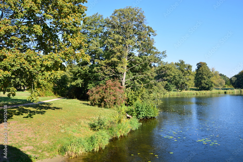 Schloss und Park Sacrow am Fluss Havel, Potsdam, Brandenburg Schloss und Park Sacrow am Fluss Havel, Potsdam, Brandenburg