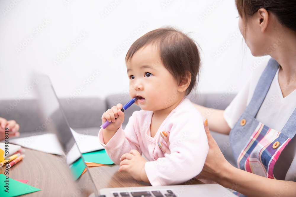 パソコンを使う主婦と赤ちゃん
パソコンを使う主婦と赤ちゃん