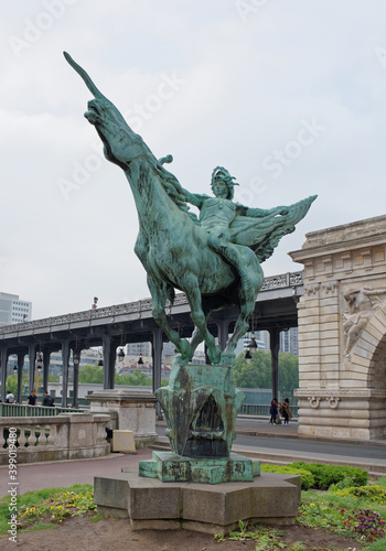 France Reborn Statue on Bir-Hakeim Bridge.On the bridge there are tourists photo