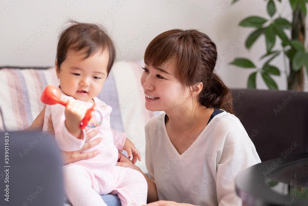 赤ちゃんと女性
赤ちゃんと女性