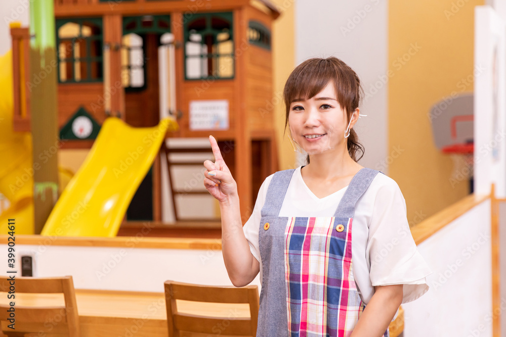 透明マスクをするエプロン姿の女性
透明マスクをするエプロン姿の女性