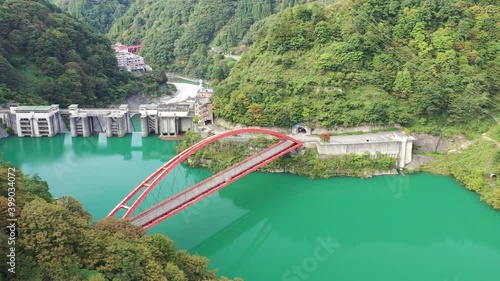 富山県 黒部市 宇奈月温泉 欅平 ダム 橋 湖 晴天 峡谷 川 駅 トロッコ 列車 ドローン  2020年10月撮影